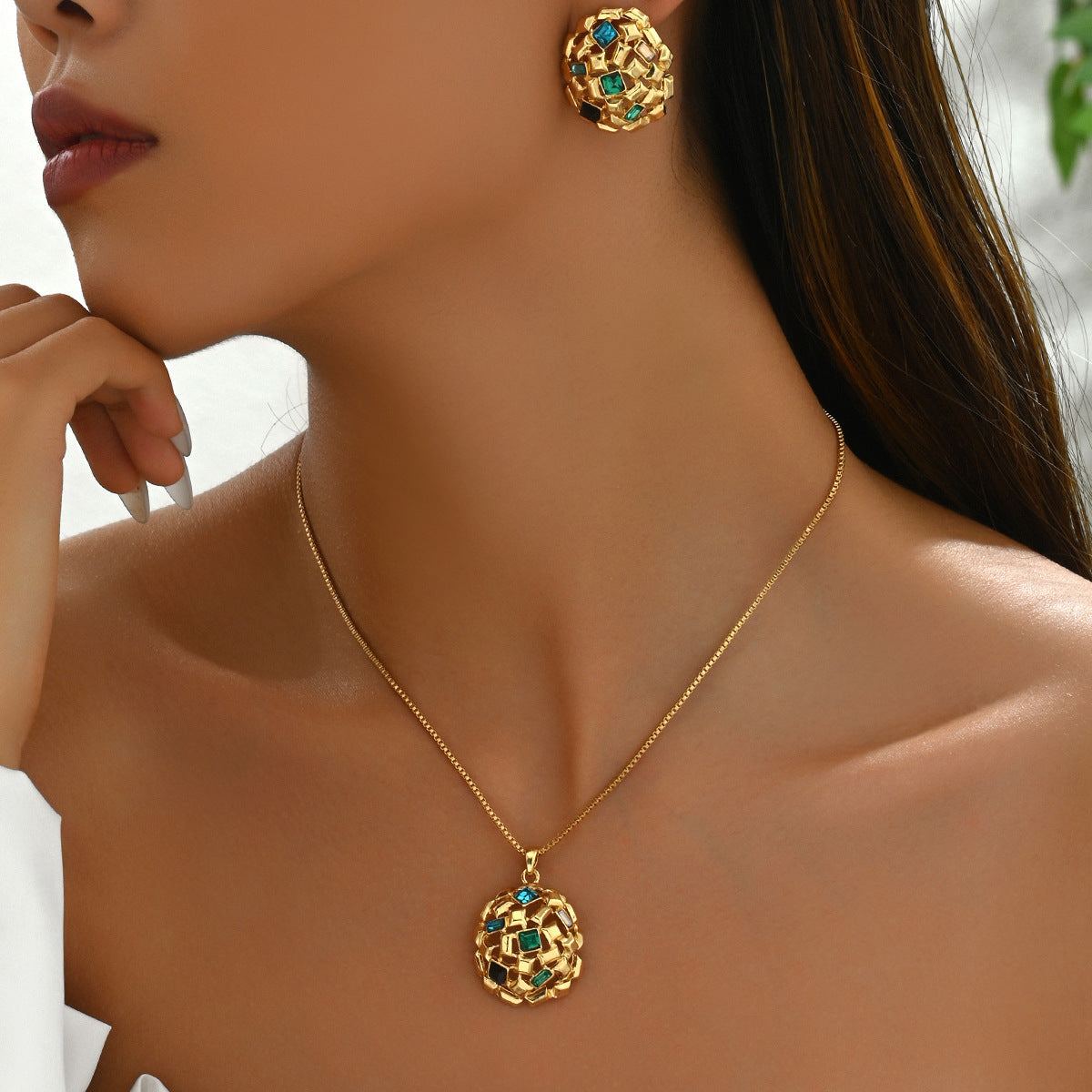 Juego de collar y aretes geométricos minimalistas de cobre con incrustaciones de pedrería, bañados en oro de 18K