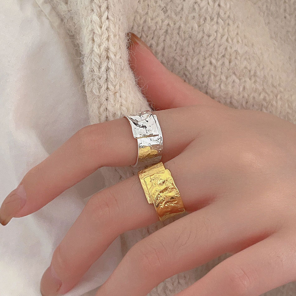 Anillo minimalista de plata de ley 925 con diseño de corazón irregular y textura de lámina de oro