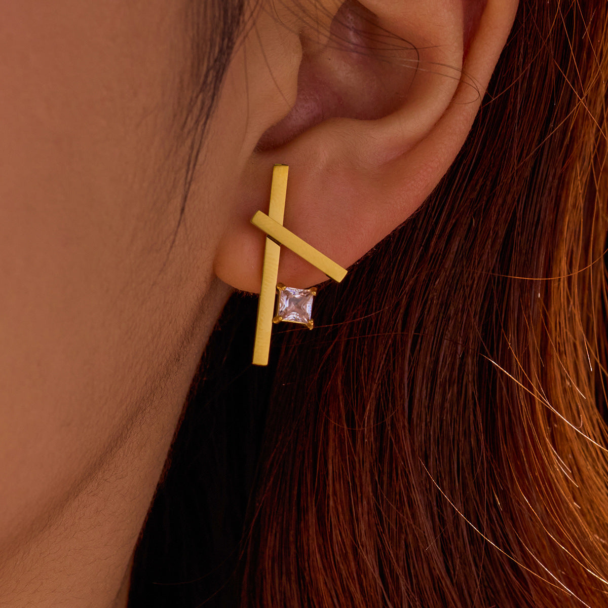 Orecchini a perno con zirconi a croce minimalisti in acciaio inossidabile da donna, con finitura galvanica e design geometrico