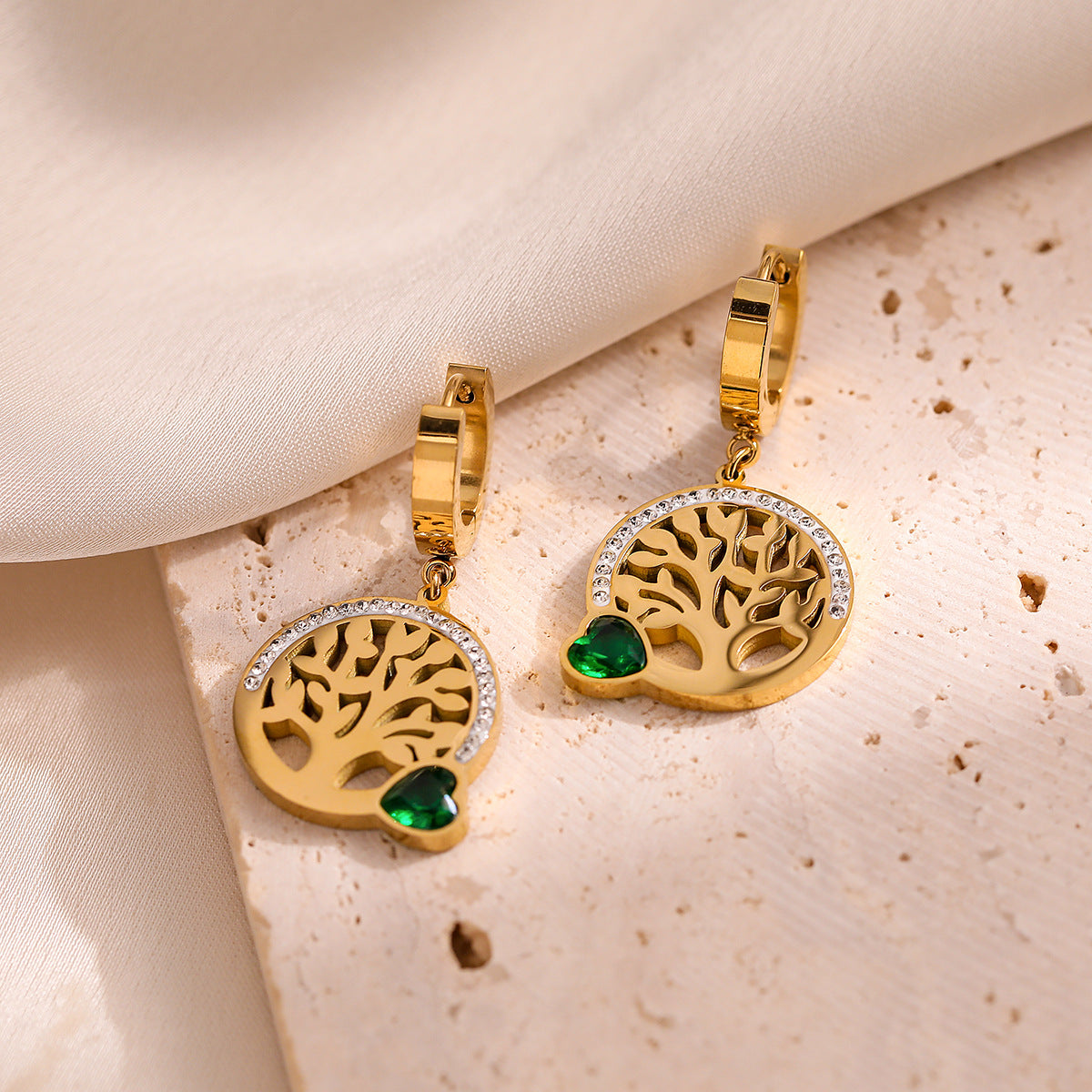 Orecchini minimalisti geometrici in acciaio al titanio placcati oro 18 carati con albero della vita in zircone per donna