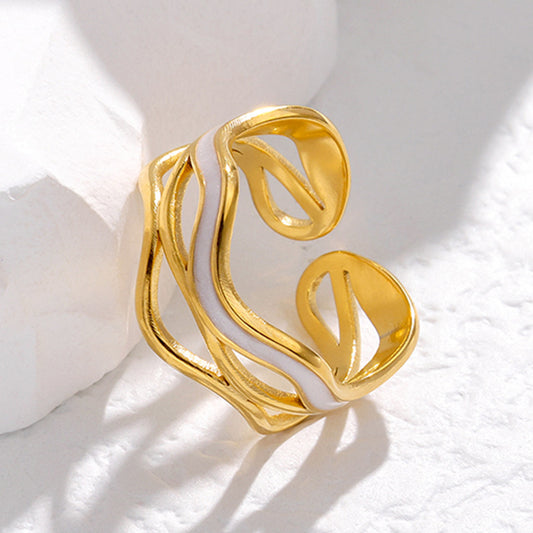Anillo Ajustable para Mujer de Acero Titanio con Forma de Onda Minimalista, Acabado Galvanizado y Patrón de Líneas Geométricas