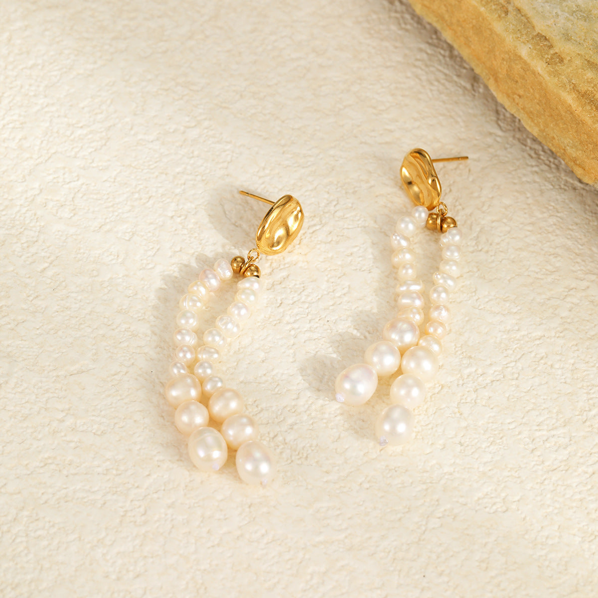 Aretes colgantes geométricos elegantes con perlas de agua dulce en acero inoxidable con baño de oro de 18 quilates para mujer