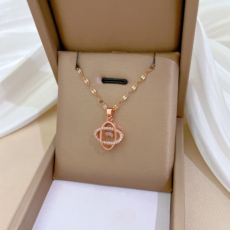 Collana con pendente in acciaio inossidabile di lusso a quadrifoglio per donna con intarsio di strass, design geometrico, catena delicata per clavicola
