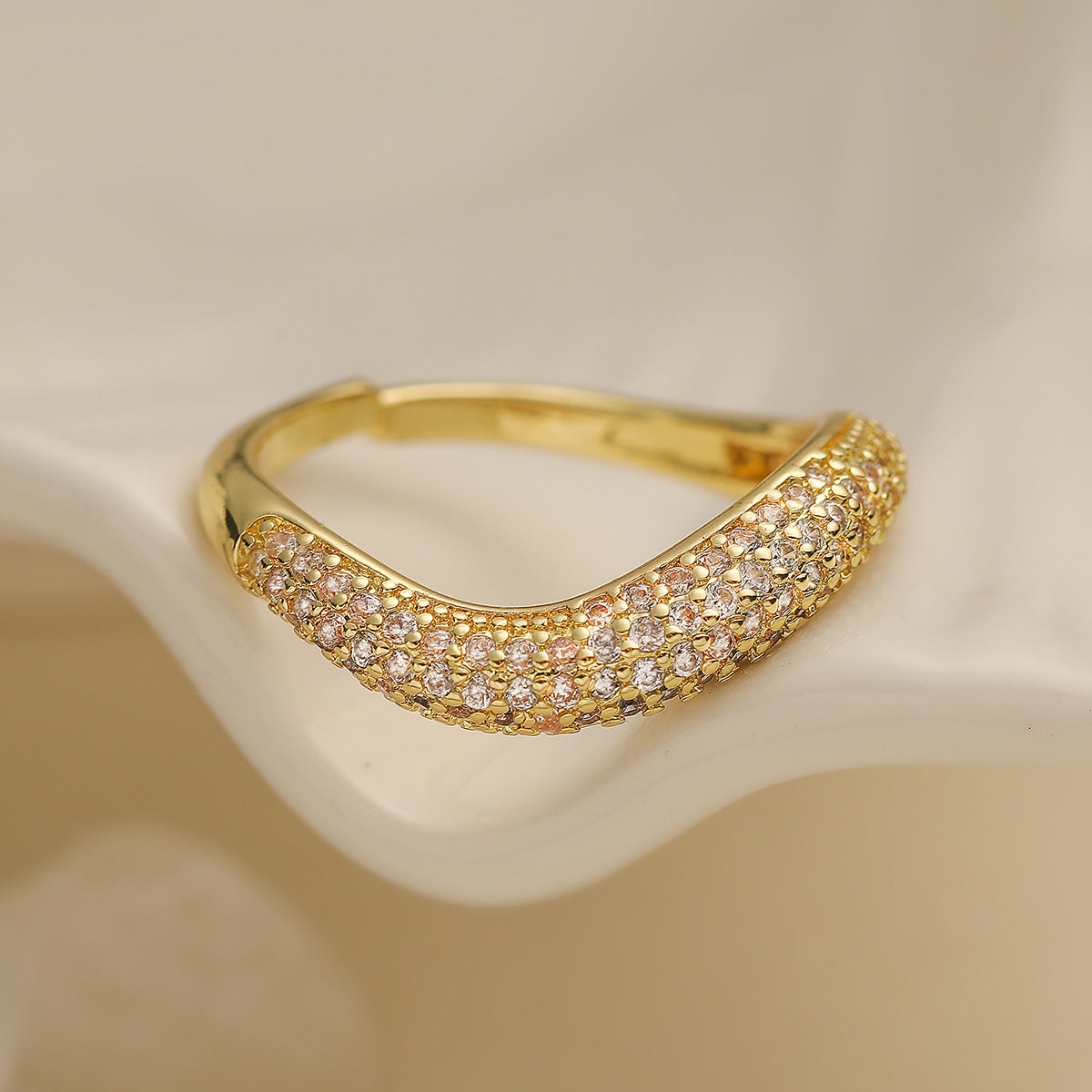 Anillo de cobre geométrico minimalista con chapado de oro de 18 quilates y circonitas micropavé para mujer