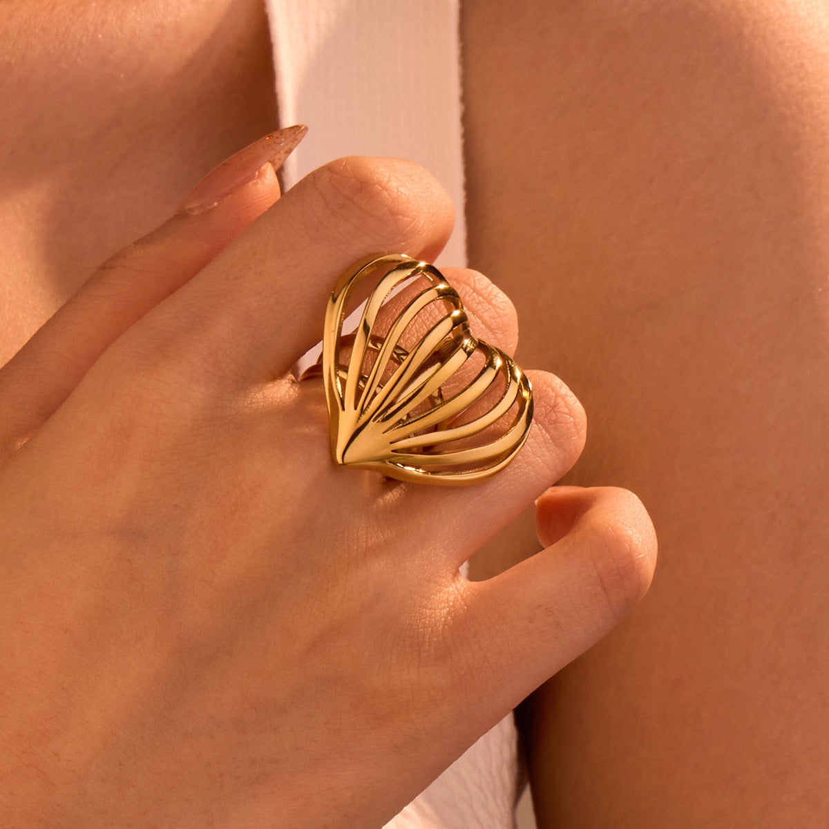 Anello da donna minimalista vintage in acciaio inossidabile placcato oro 18 carati con linea a cuore vuoto