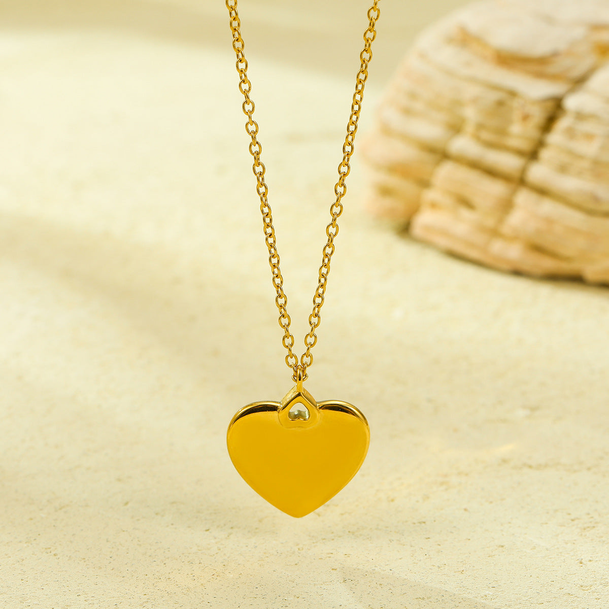 Elegante collar con colgante de acero inoxidable chapado en forma de corazón para mujer