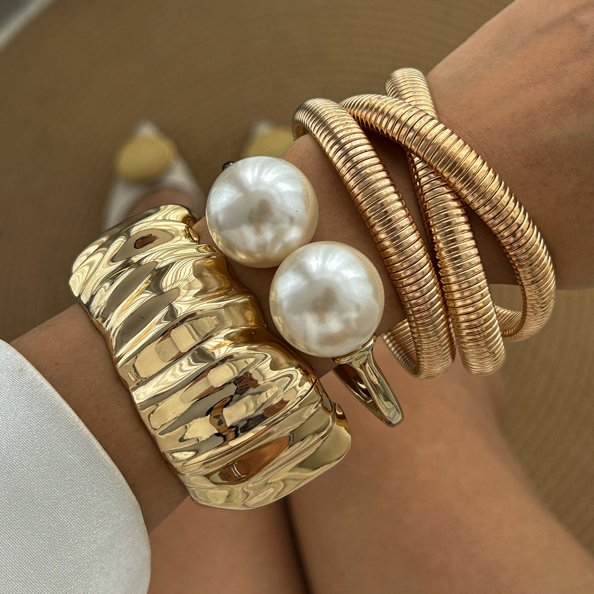 Pulsera de puño ancha de metal con rayas geométricas para mujer con acento de perla de imitación y acabado galvanizado