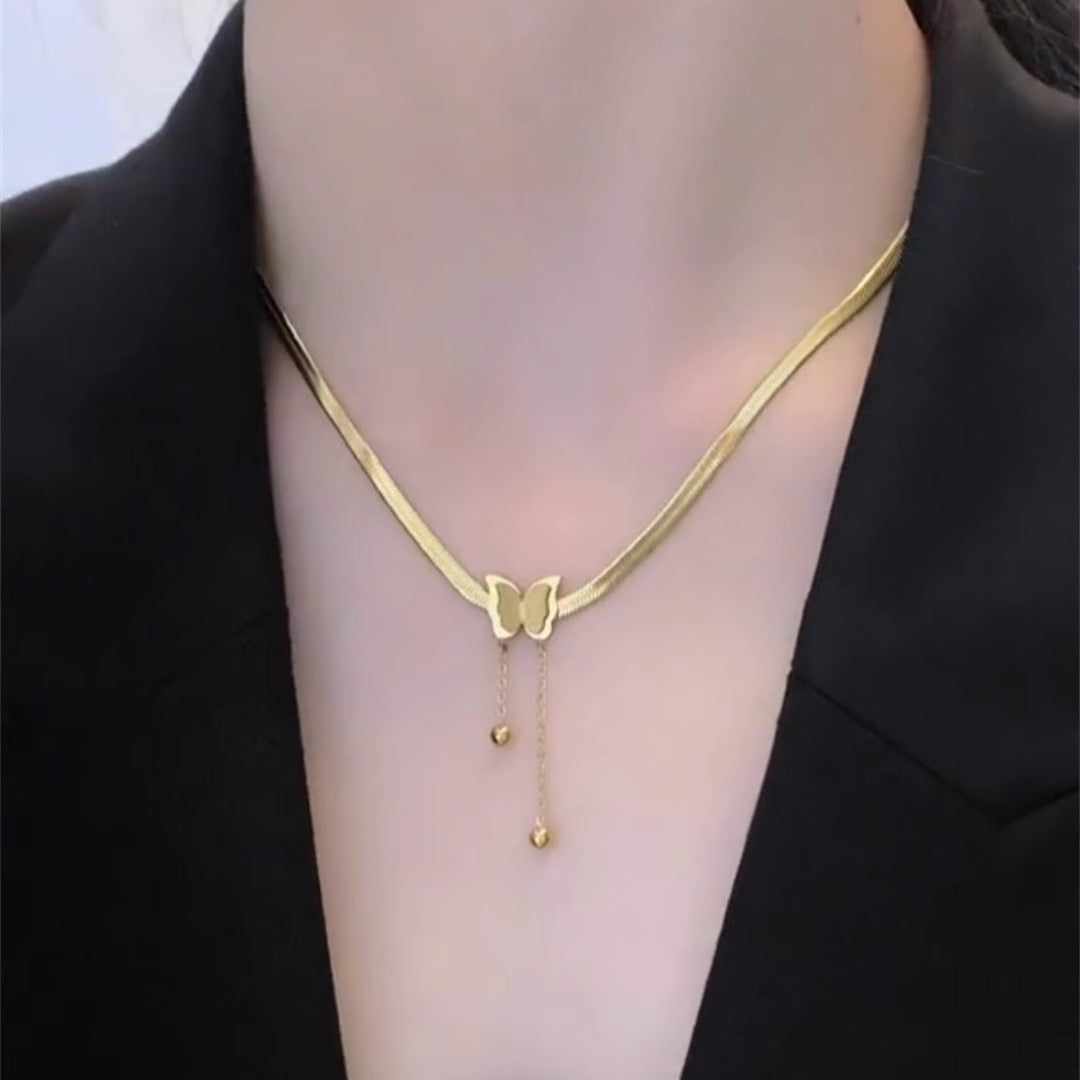 Collar Minimalista con Colgante de Mariposa de Acero de Titanio con Chapado en Oro Rosa y Cadena de Serpiente para Mujer