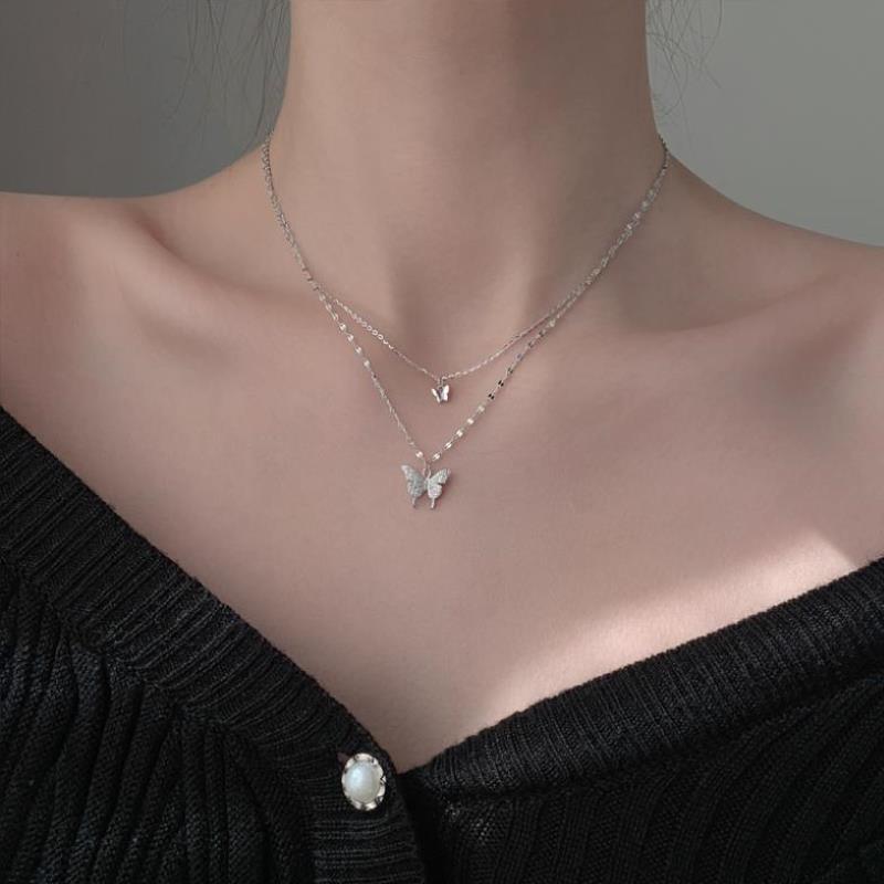 Collana con pendente a farfalla da donna con design a doppio strato in lega e finitura galvanizzata