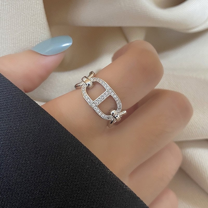 Anillo de nariz minimalista hueco de titanio con forma de nariz de cerdo, incrustaciones de diamantes de imitación y detalles de circonita para mujer