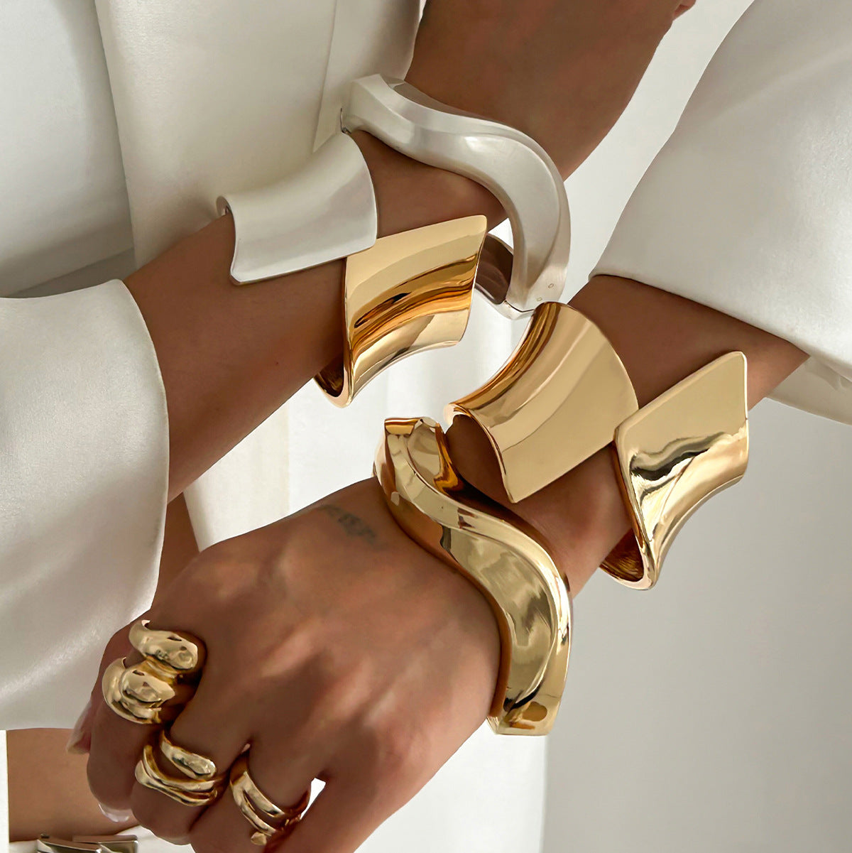 Bracciale rigido aperto da donna minimalista geometrico con texture a onde in lega con finitura placcata