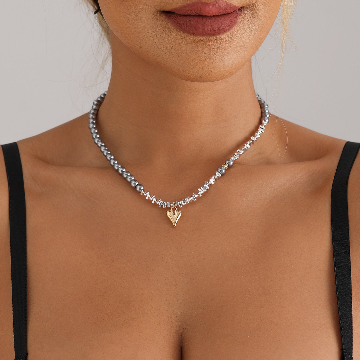 Minimalist Heart-Shaped Glass Beaded Clavicle Necklace for Women with Electroplated Alloy Pendant