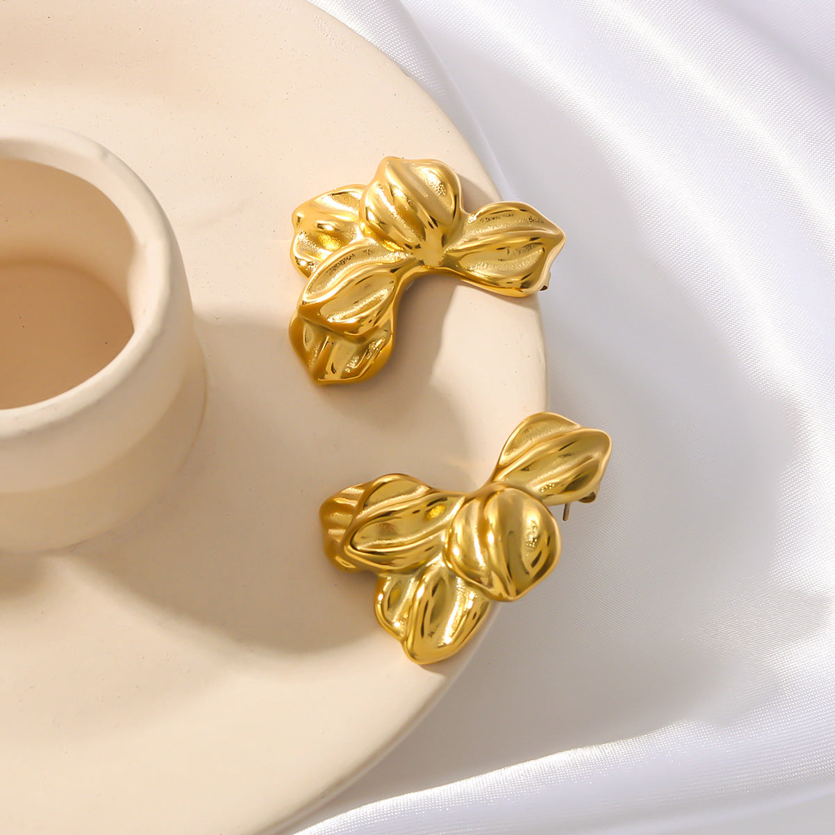 Vintage-Style Geometric Floral Stud Earrings for Women Made of Stainless Steel with 18K Gold Plating and Textured Petal Design