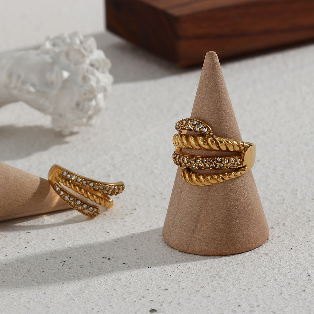 Anello geometrico minimalista alla moda in acciaio inossidabile placcato oro 18K con piuma accentuata da strass a quattro livelli