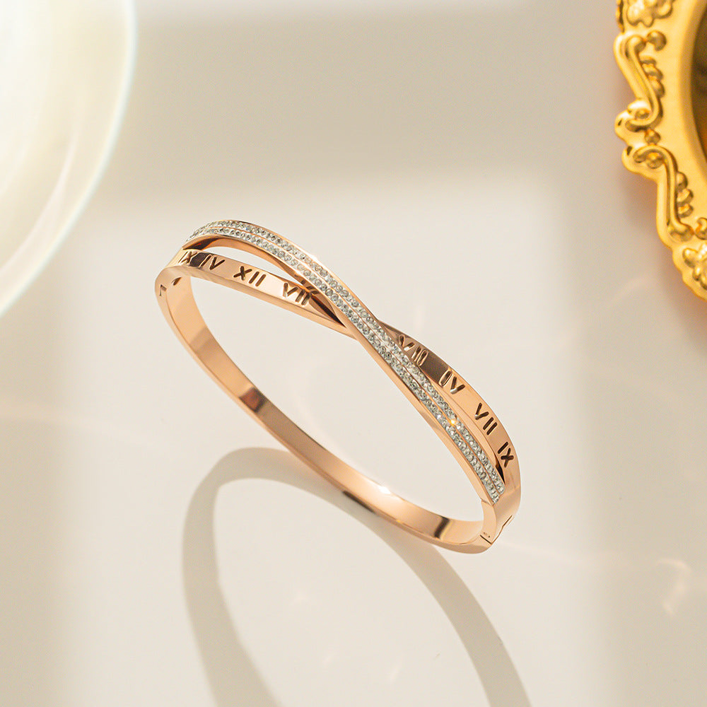 Bracciale Minimalista in Acciaio al Titanio con Numeri Romani e Croce per Donna, con Intarsi in Zircone e Placcatura in Oro Rosa