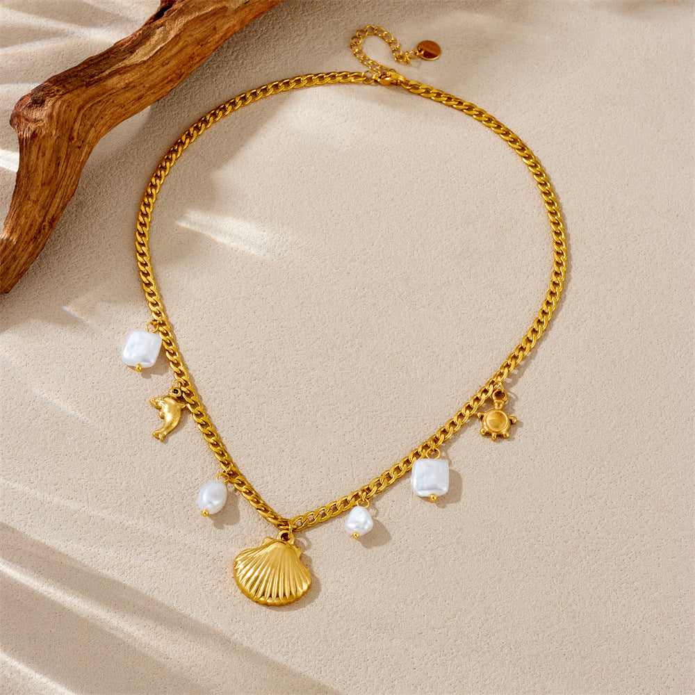 Collar con colgante moderno con diseño de océano, formas de delfín y tortuga en acero inoxidable con baño de oro en cadena de perfil lateral