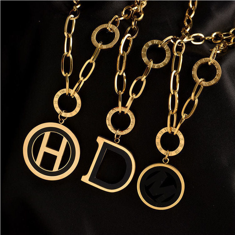Collana con ciondolo a lettera geometrica in stile minimalista di lusso in acciaio al titanio placcato oro da donna