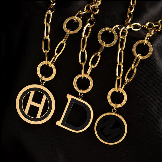 Collar con colgante de letra geométrica de lujo minimalista en acero de titanio con chapado en oro para mujer