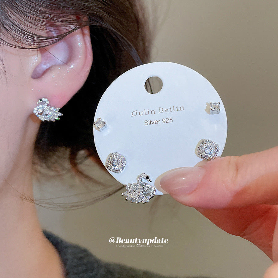 Orecchini a perno con cigno geometrico minimalista e zirconi cubici su base in rame e perni in acciaio inossidabile per donna