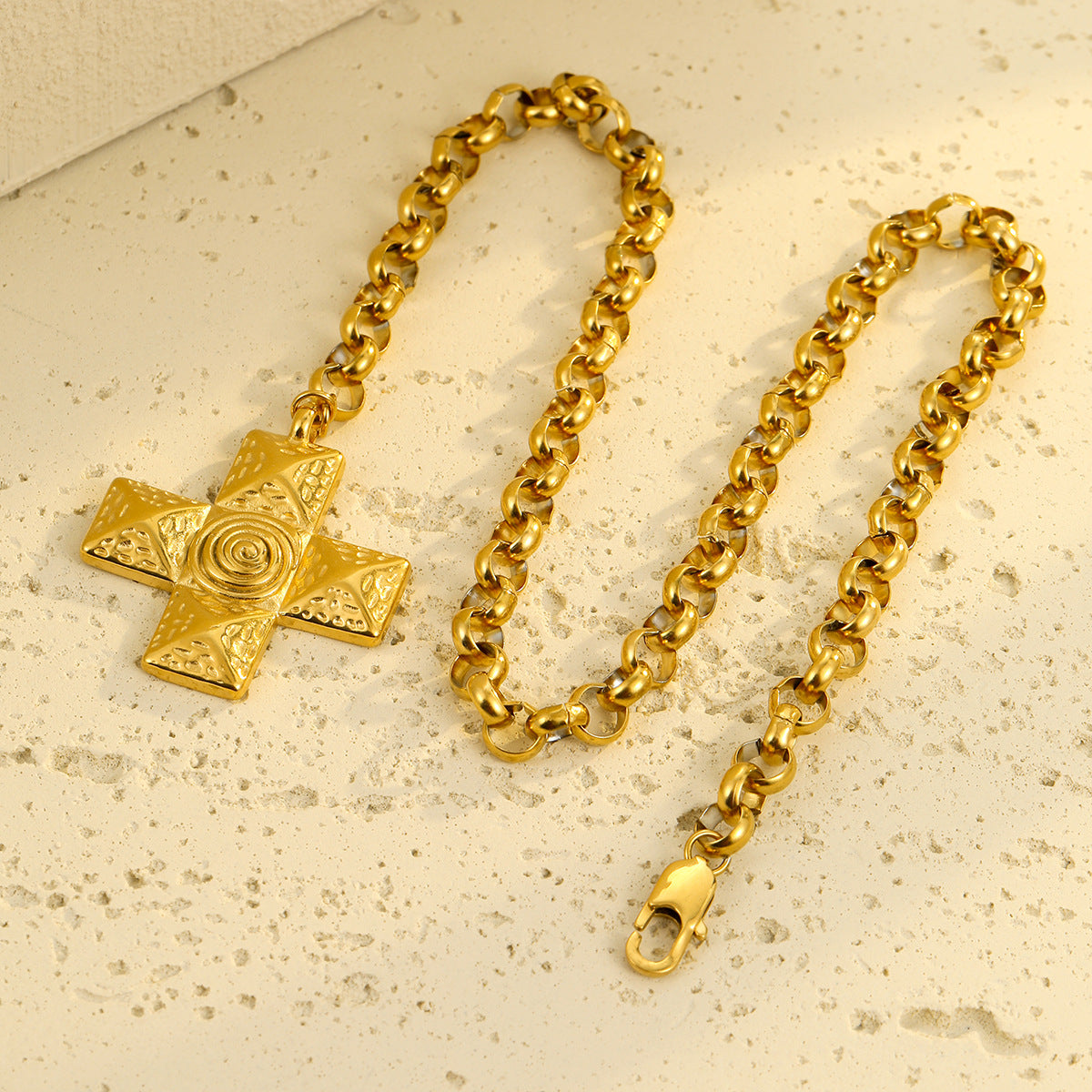 Collana con ciondolo a croce a spirale da donna in acciaio inossidabile placcato oro 18 carati