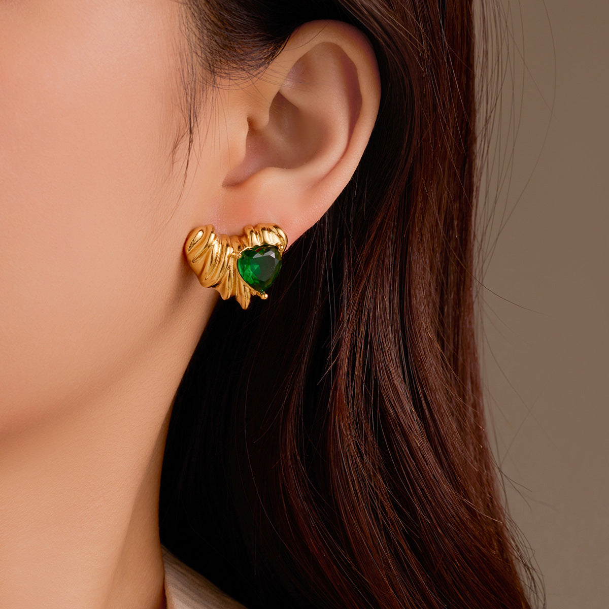Pendientes de Acero Inoxidable en Forma de Corazón Estilo Vintage con Incrustaciones de Circones y Baño de Oro de 18K
