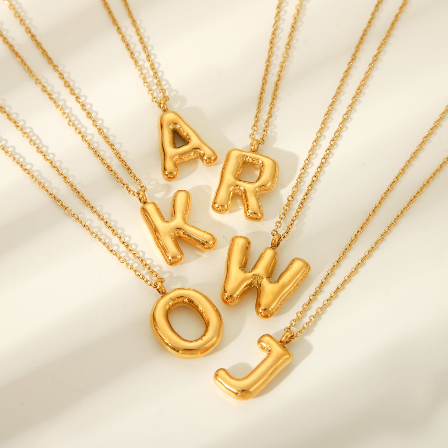 Collana con ciondolo a bolla in acciaio al titanio con finitura galvanica per donna, catena in acciaio inossidabile con ciondolo minimalista alla moda con alfabeto