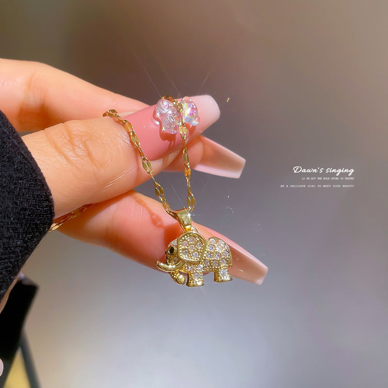 Collana con ciondolo a forma di elefante fumetto di lusso in acciaio al titanio con intarsio di strass per catena da collo unisex