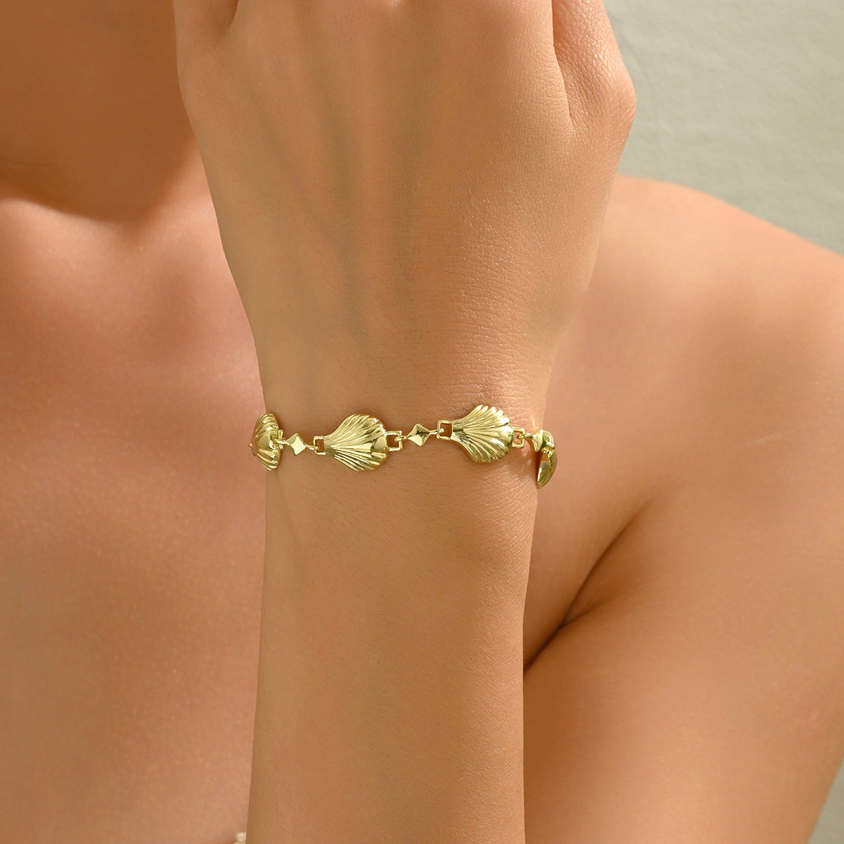 Pulsera minimalista para mujer inspirada en la playa con diseño geométrico de concha en aleación de zinc con acabado chapado