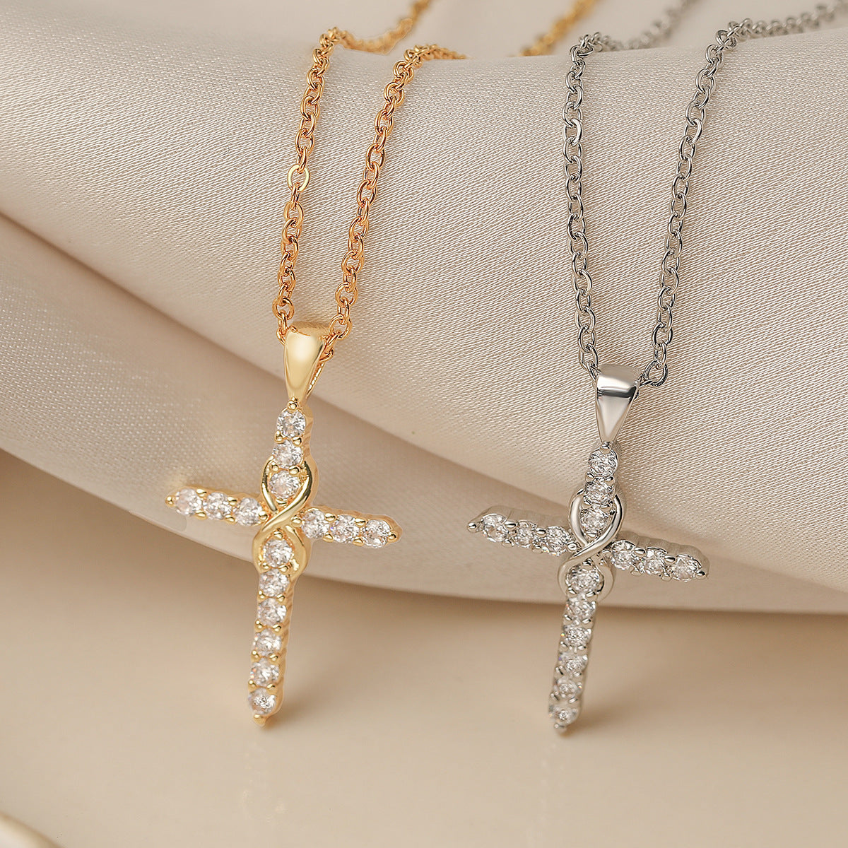 Collar con Colgante de Cruz Geométrica Minimalista para Mujer con Base de Cobre Bañado en Oro de 18K e Incrustaciones de Zirconia
