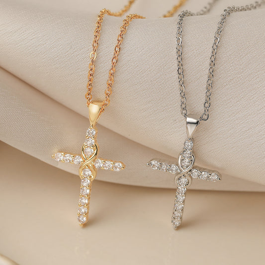 Collar con Colgante de Cruz Geométrica Minimalista para Mujer con Base de Cobre Bañado en Oro de 18K e Incrustaciones de Zirconia