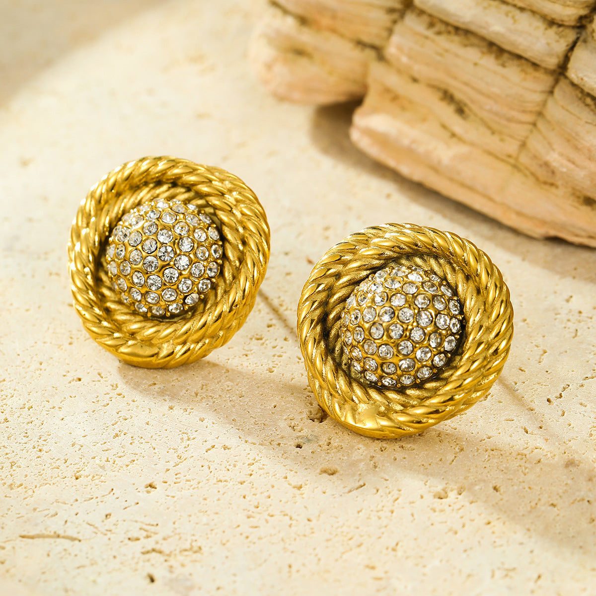 Pendientes de Aro de Acero Inoxidable Vintage con Incrustaciones de Circones para Mujer, Diseño Circular Pulido con Acabado Chapado Premium