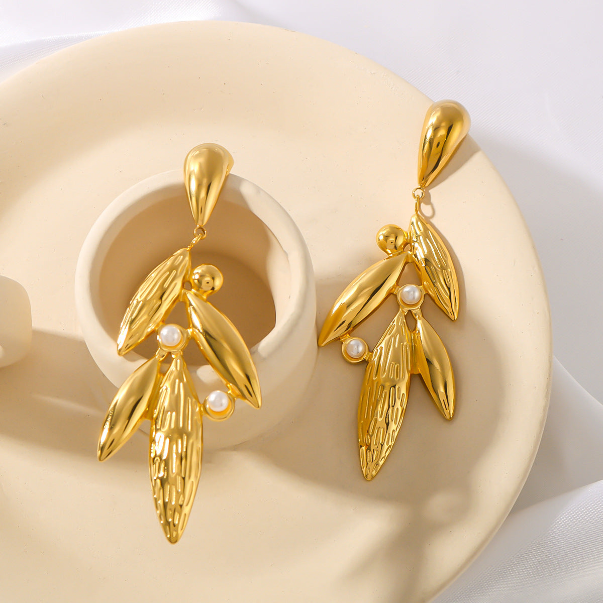 Orecchini a Foglia Geometrici in Acciaio Inossidabile con Placcatura in Oro 18K e Intarsio di Perle da Donna