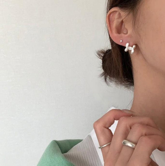 Pendientes Asimétricos Minimalistas con Letras en Plata de Ley 925 con Engaste Micro-Pavé