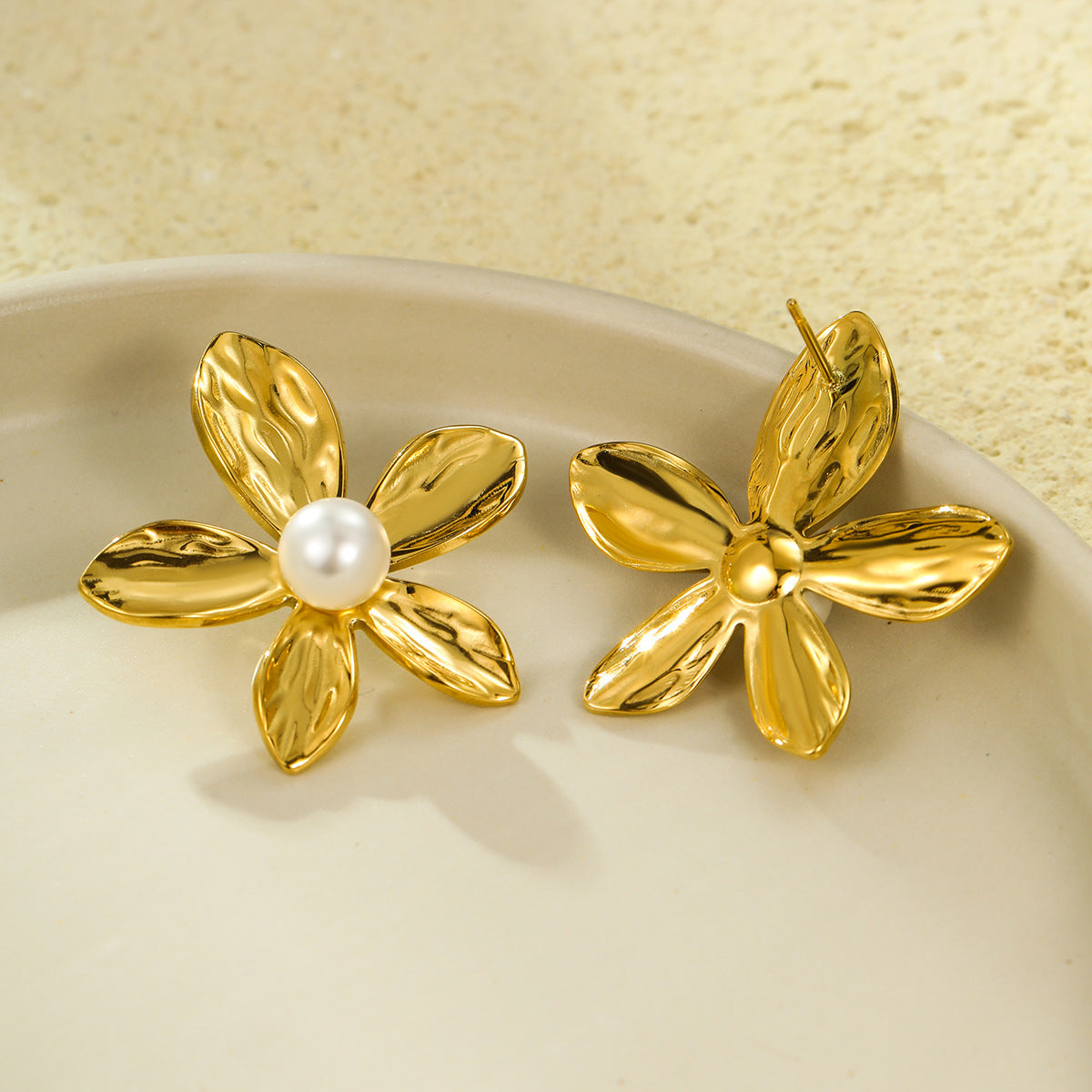 Pendientes de botón con forma de pétalo, incrustaciones de perlas, de acero inoxidable a la moda para mujer con acabado chapado