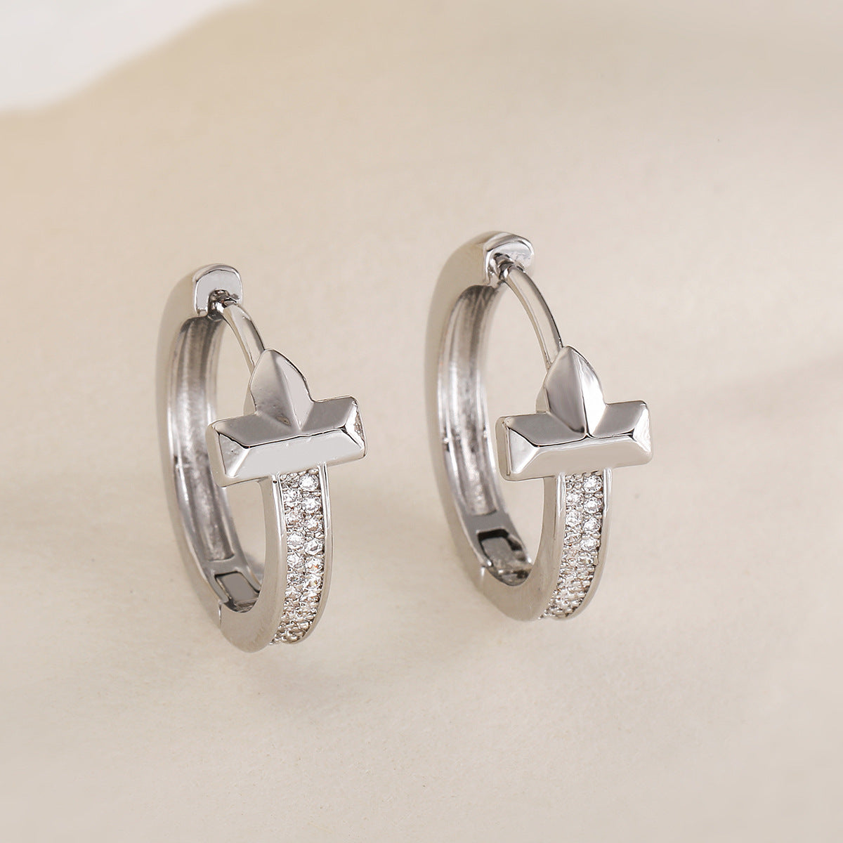 Orecchini a Cerchio Geometrici Minimalisti da Donna, Base in Rame con Placcatura in Oro 18K e Zirconi Micro-Incastonati