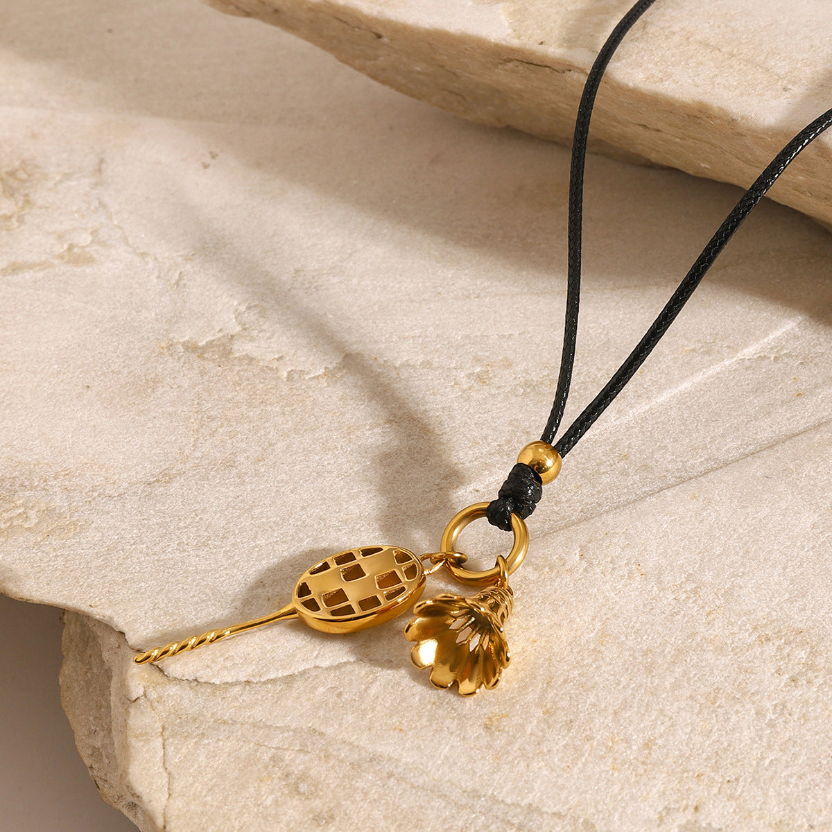 Collana con pendente geometrico minimalista da donna in acciaio inossidabile con ciondolo in acciaio al titanio e finitura galvanizzata