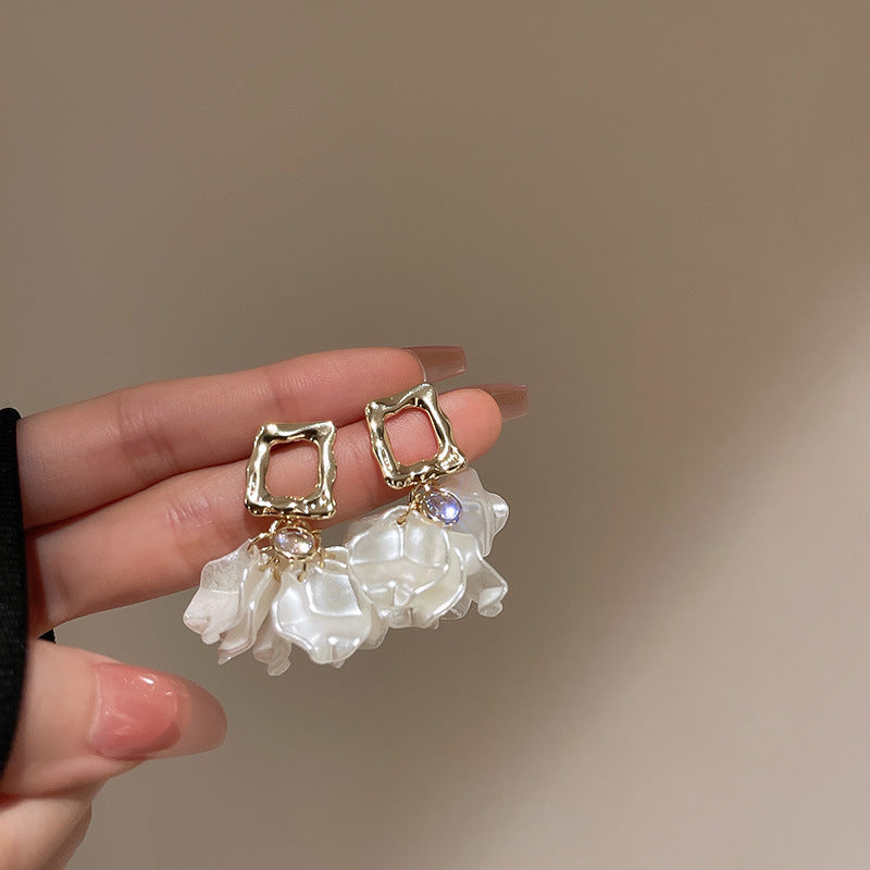 Orecchini a perno con perle dolci, eleganti e floreali per donna con perni in argento sterling 925
