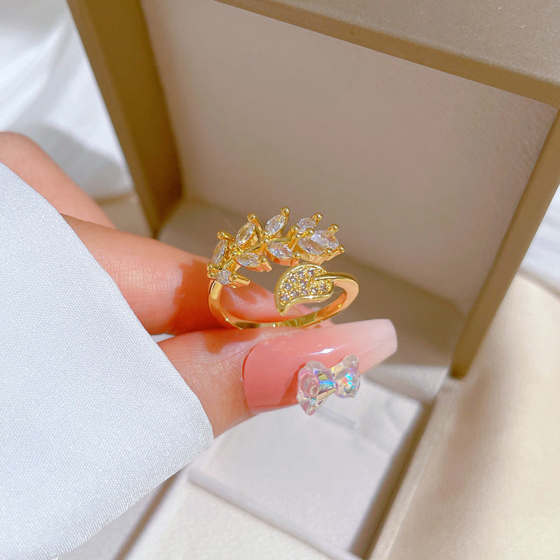 Anello da donna minimalista a forma di foglia in ottone placcato oro con intarsio di zirconi