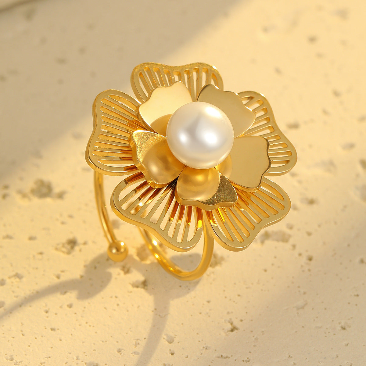 Anillo minimalista de acero inoxidable con flor de perlas calada y acabado chapado para mujer