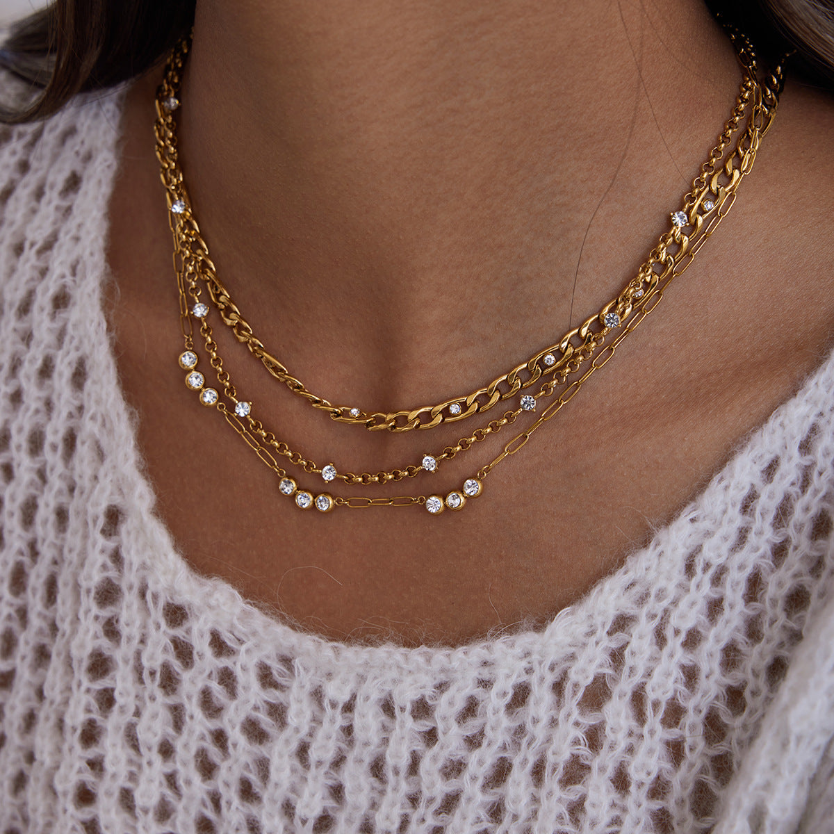 Collana con ciondolo geometrico in acciaio inossidabile da donna con ciondolo in acciaio al titanio e finitura placcata