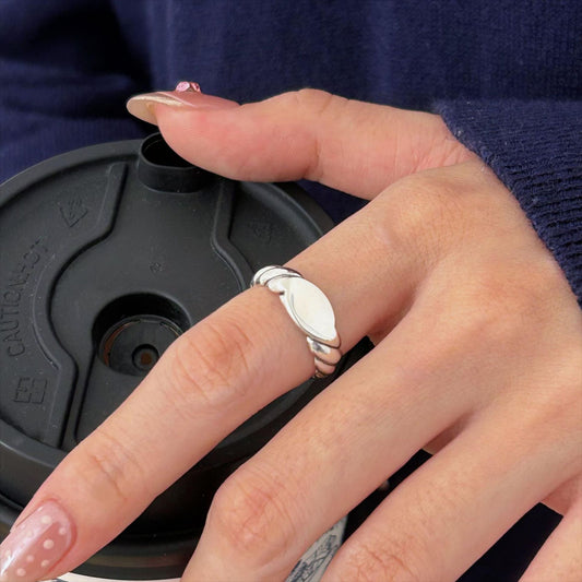 Anillo de mujer de plata de ley 925 con diseño de corazón de alambre trenzado de inspiración vintage y detalle geométrico facetado