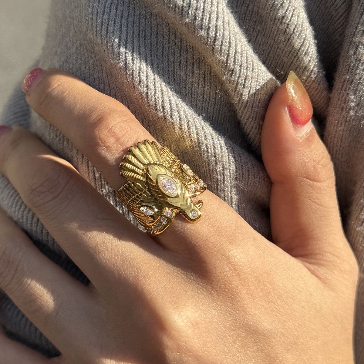 Anello in acciaio titanio geometrico a forma di aquila con placcatura in oro PVD sottovuoto per donna accessorio moda
