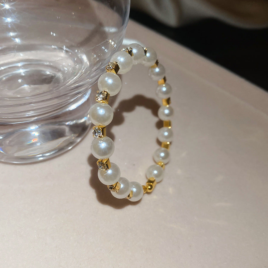 Elegante brazalete abierto de doble capa con perlas y diseño geométrico redondo, incrustaciones de pedrería y estilo vintage, accesorio minimalista de lujo