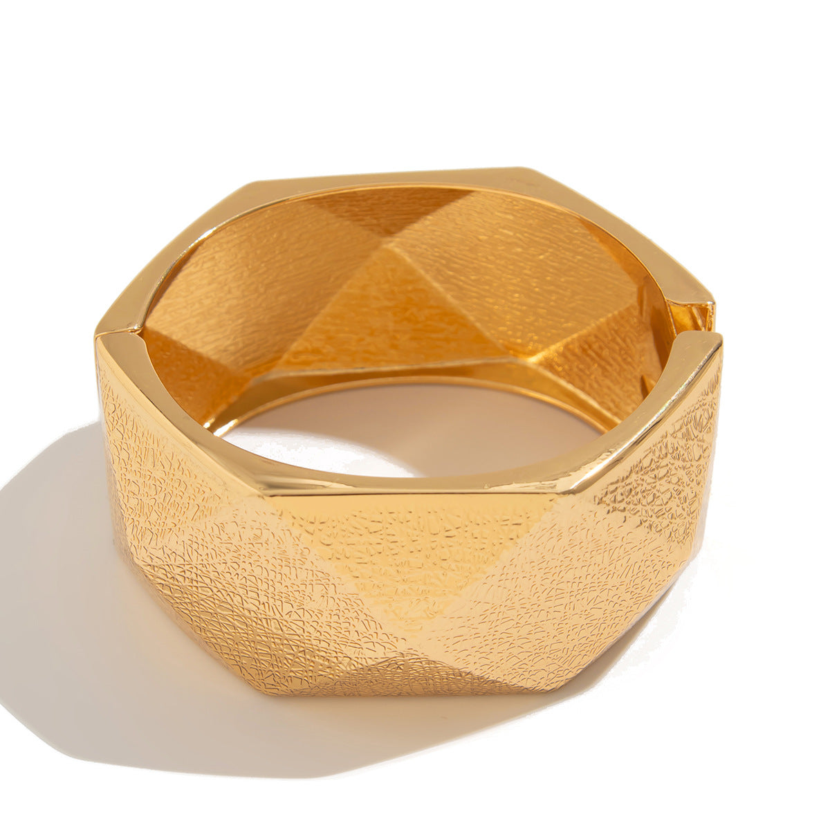 Bracciale da donna in lega opaca sfaccettata geometrica Cyberpunk con finitura galvanica e design a trama irregolare