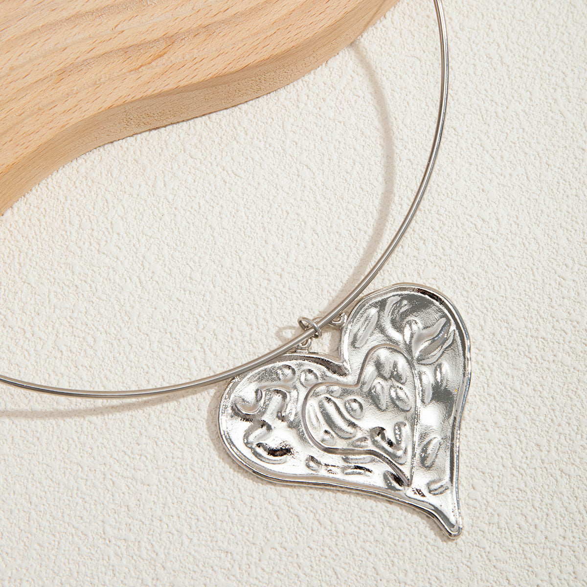 Collana Girocollo Minimalista da Donna a Cuore in Lega con Accenti Geometrici e Finitura in Metallo Testurizzato