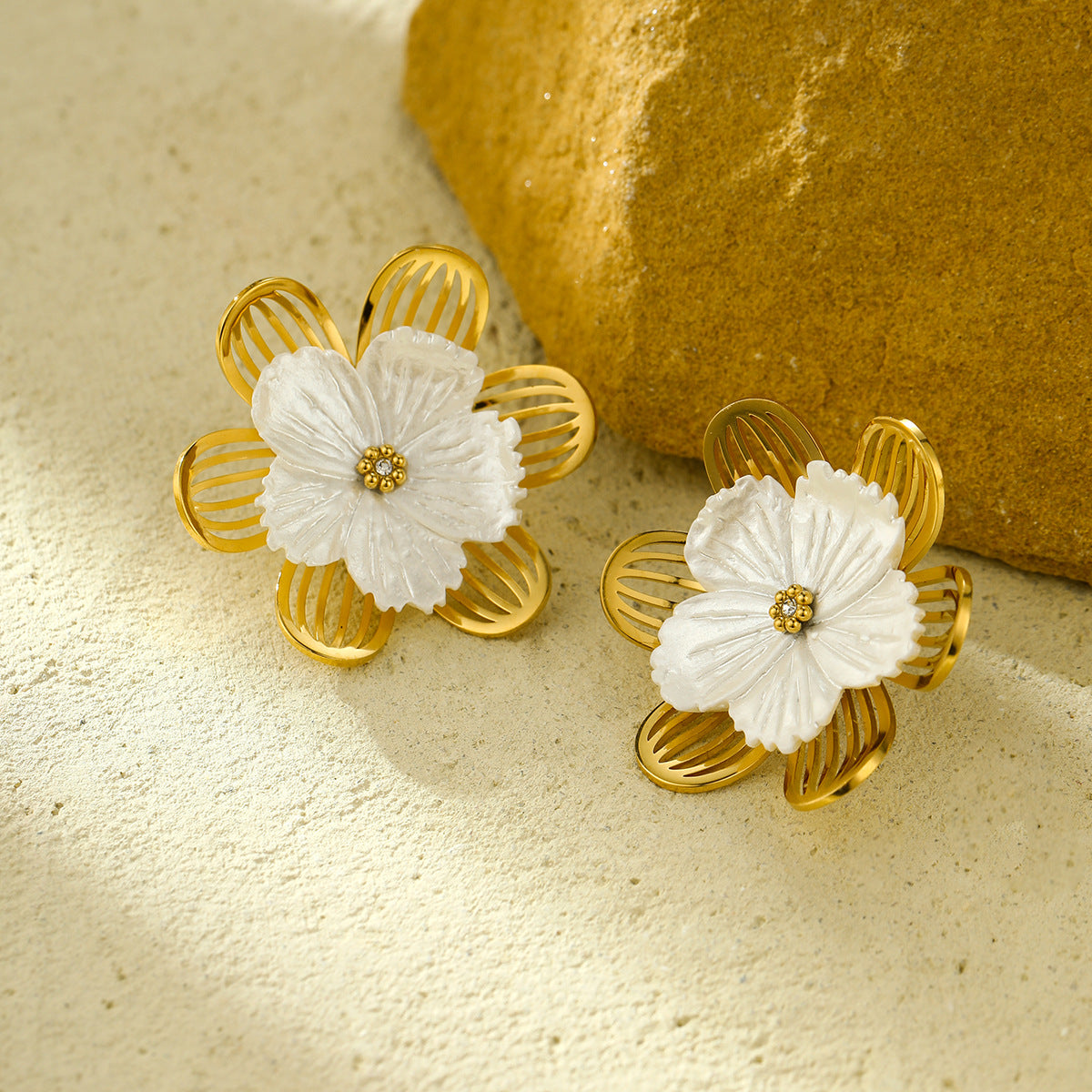 Orecchini pendenti da donna con fiore di gardenia traforato in acciaio inossidabile placcato oro 18 carati, stile minimalista vintage