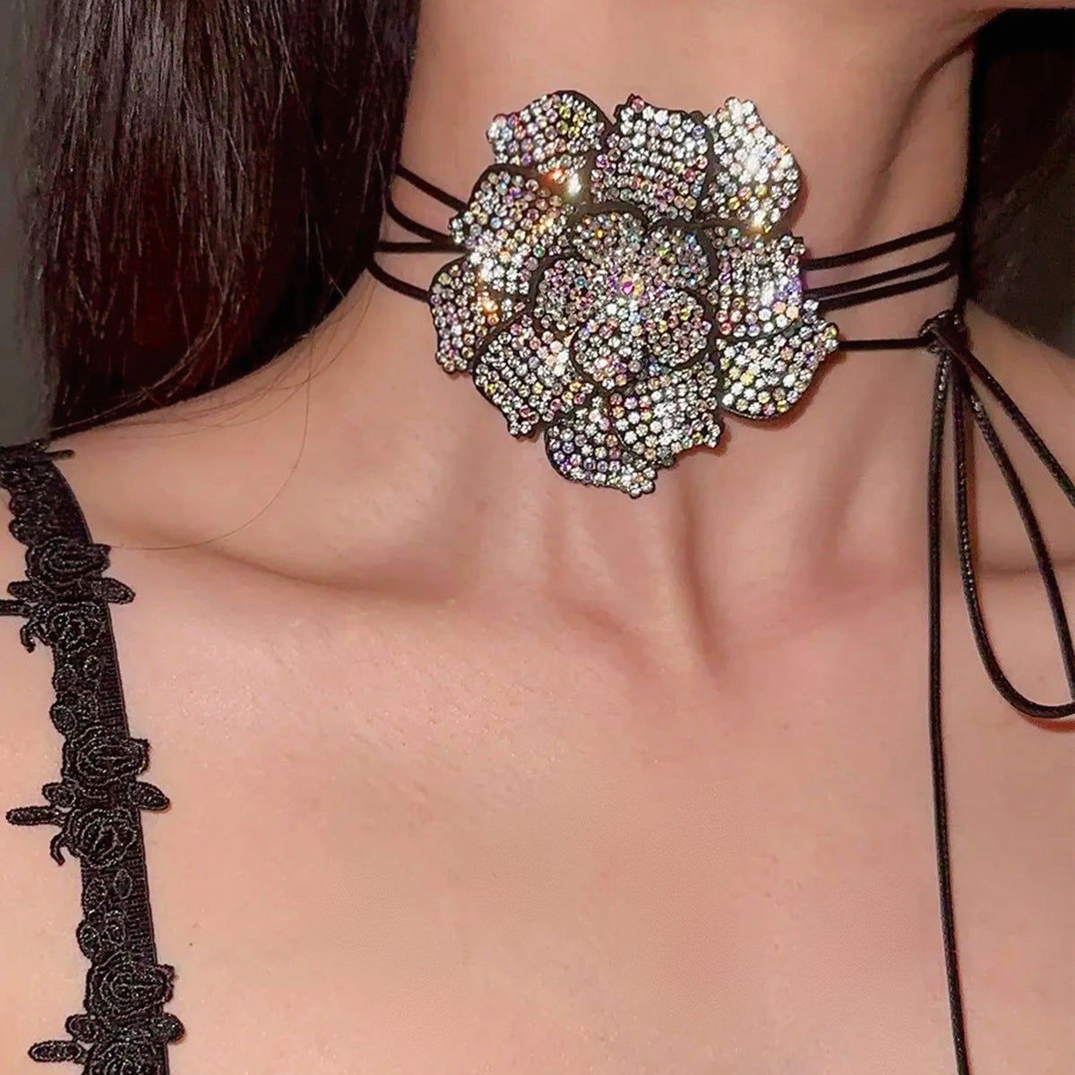 Collana girocollo floreale vintage con intarsi in strass su cordino di velluto regolabile, ciondolo multistrato con nappe da donna