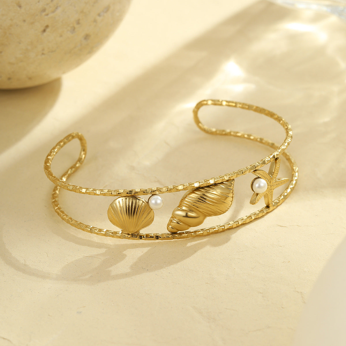 Pulsera de acero inoxidable con diseño de estrella de mar y concha, inspirada en el océano, con acabado chapado para mujer