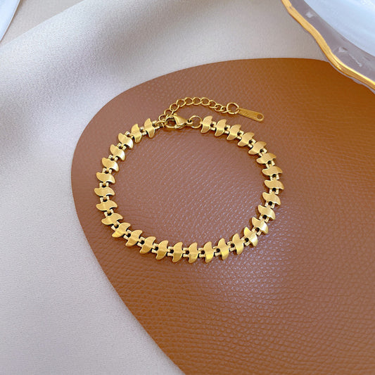 Bracciale Minimalista in Acciaio al Titanio a Forma di Dardo da Donna con Placcatura in Oro e Texture Ondulata