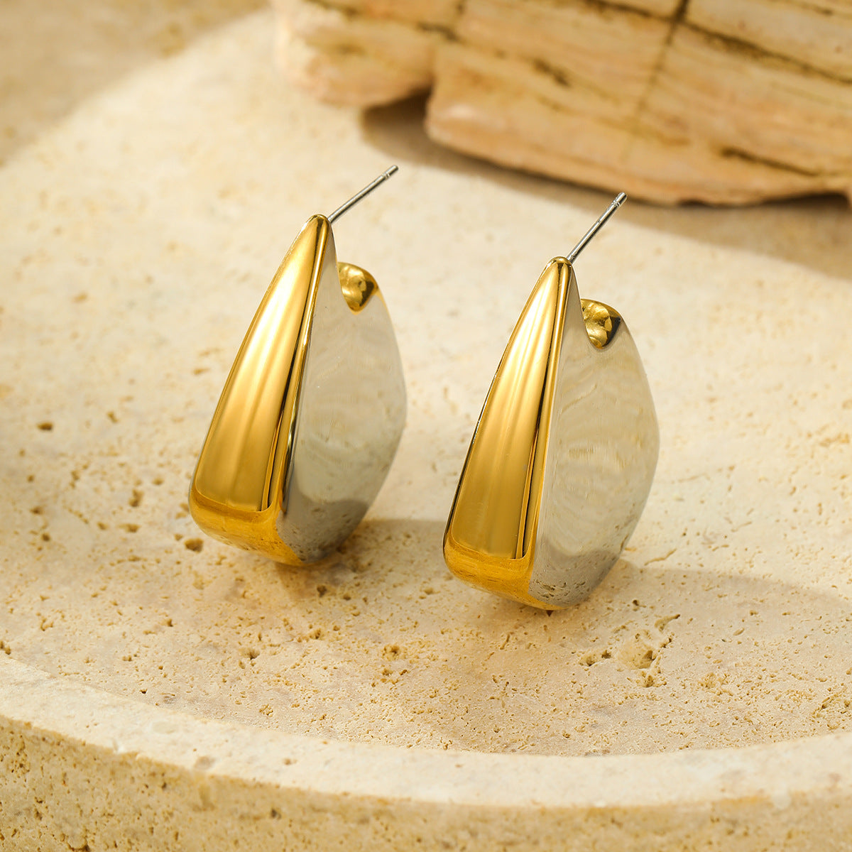 Pendientes minimalistas de acero inoxidable con forma de aleta irregular y acabado chapado para mujer